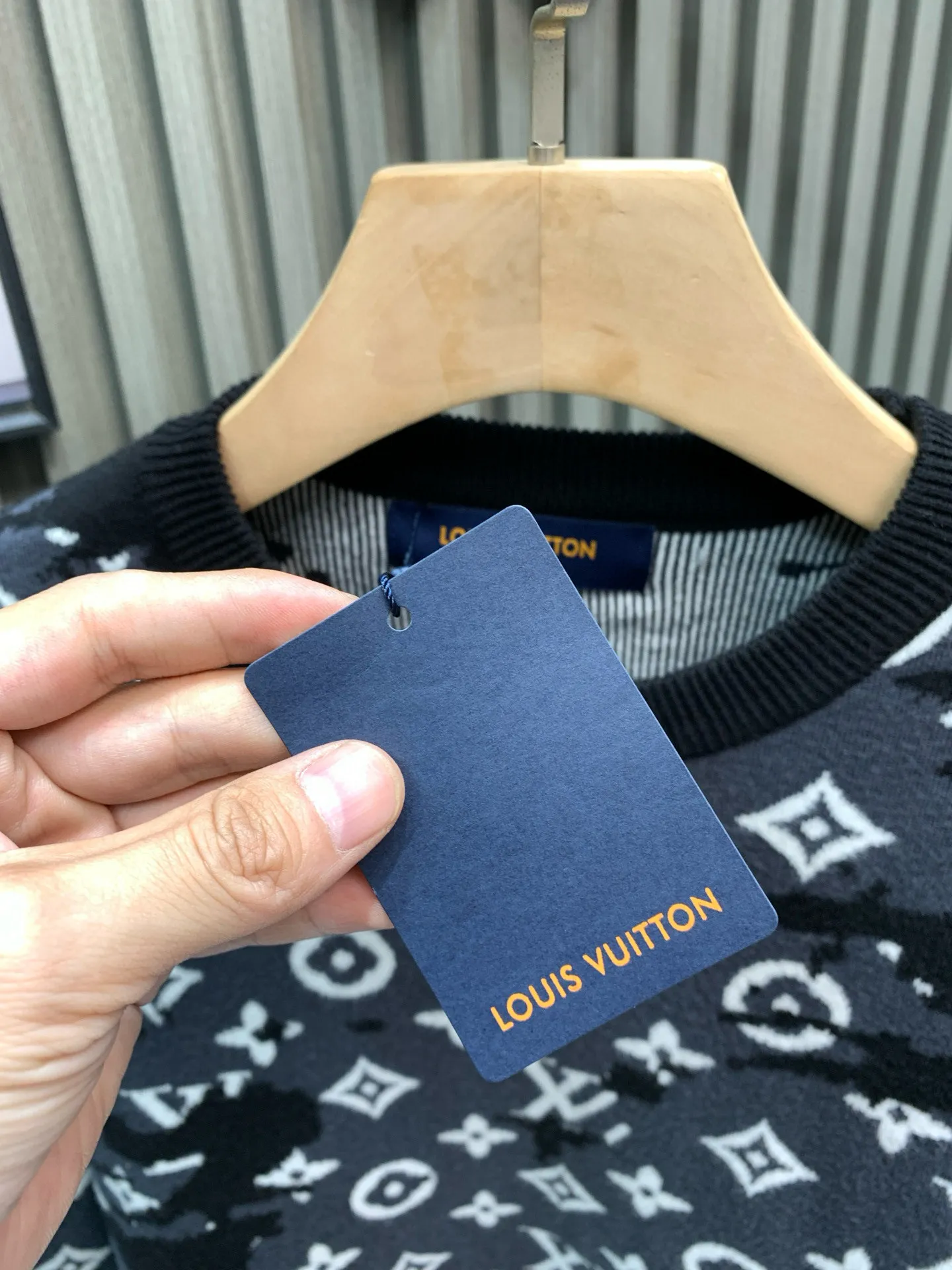 🅿️350 🀄️ Louis Vuitton Louis Vuitton 25*Lv rendering gradient same style distressed antique pullover sweater for men and women. Match-dyed wool blended cotton yarn. High weight and high density. Ultra-high quality. The wool is soft, delicate and skin-friendly. Soft and silky to the touch. Match-dyed high weight cotton yarn. Ensures no color difference. Uses four-hollow knitting method. Tight and textured. Durable, non-deformable and not easy to pilling. It has a soft and warm comfort that doesn’t stick to the body when worn alone. Classic knitted clothing is reinterpreted with exquisite details and iconic brand symbols to reinterpret the charming charm. This cardigan is made of knitted cotton and wool blended fabrics with comprehensive heavy-duty jacquard craftsmanship. All products are produced on imported looms. The details are clearly visible. A full set of customized trademarks, hang tags, and wash marks. The highest version on the market.